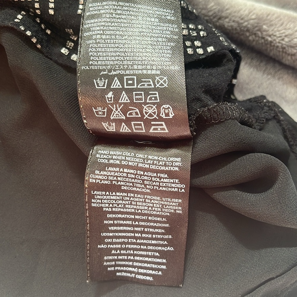 GUESS Insignia Embossed Tank Large - Picture 11 of 14